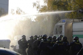 Policisté použili na sídlišti Janov i vodní dělo.
