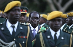 Mugabe se k odchodu nemá. Pomohou mu afričtí sousedé?