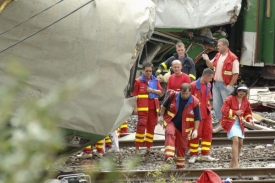 Záchranáři nezkoumali, zda jsou mezi zraněnými také dělníci.
