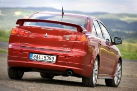 Záď nového lanceru připomíná auta jisté nejmenované italské značky... K sedanu během několika dní přibude hatchback pojmenovaný jako Sportback.