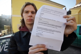 Jakub Zápotocký ukazuje dopis od německé policie.