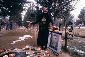 Ázerská žena oplakává svého muže, zabitého v Náhorním Karabachu.