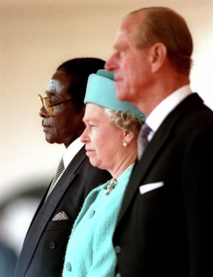 Mugabe s britskou královnou roku 1994.
