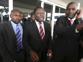 Tsvangirai se podělí o moc s Mugabem.