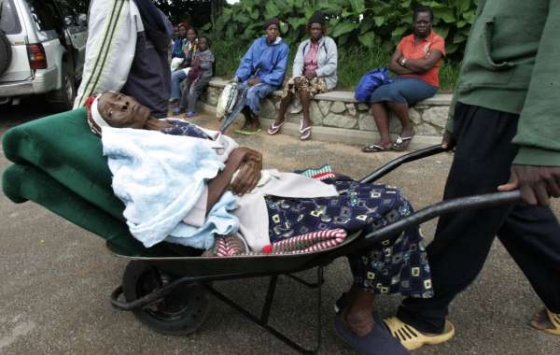 Ženu nemocnou cholerou převážejí do nemocnice v Harare.