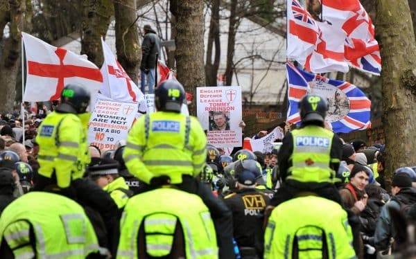 Demonstrace v Británii proti imigrantům.