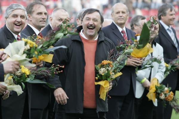 Antonín Panenka (uprostřed) obklopen někdejšími spoluhráči z reprezentace.