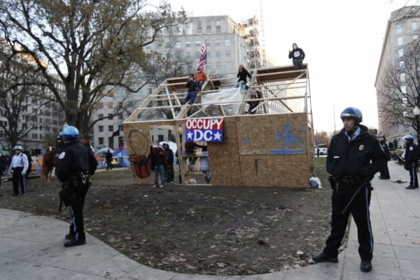 Konstrukce, kterou demonstranti postavili.