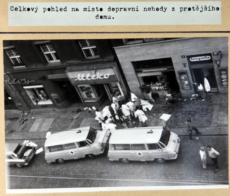 Místo činu z výšky. Náhodné oběti, které vražedkyně přejela nákladním autem, neměly šanci uniknout. (Foto: Archiv bezpečnostních složek)