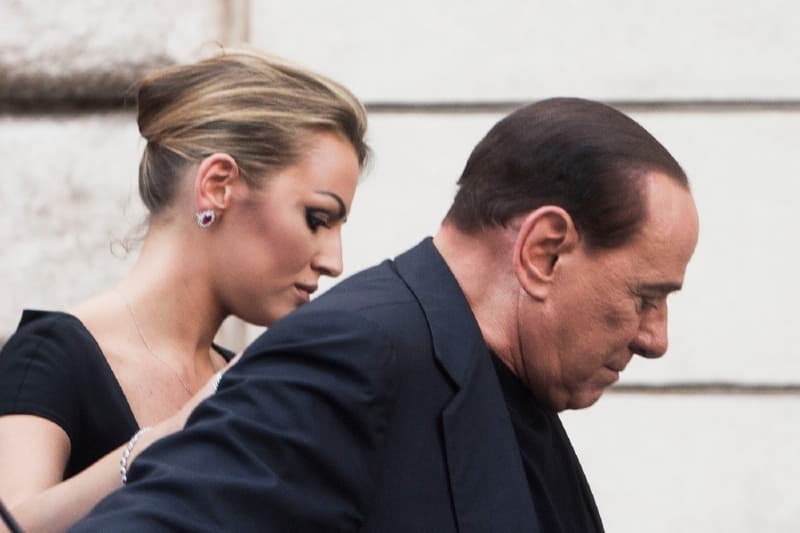 V posledních měsících téměř vždy po jeho boku. Pascaleová a Berlusconi.