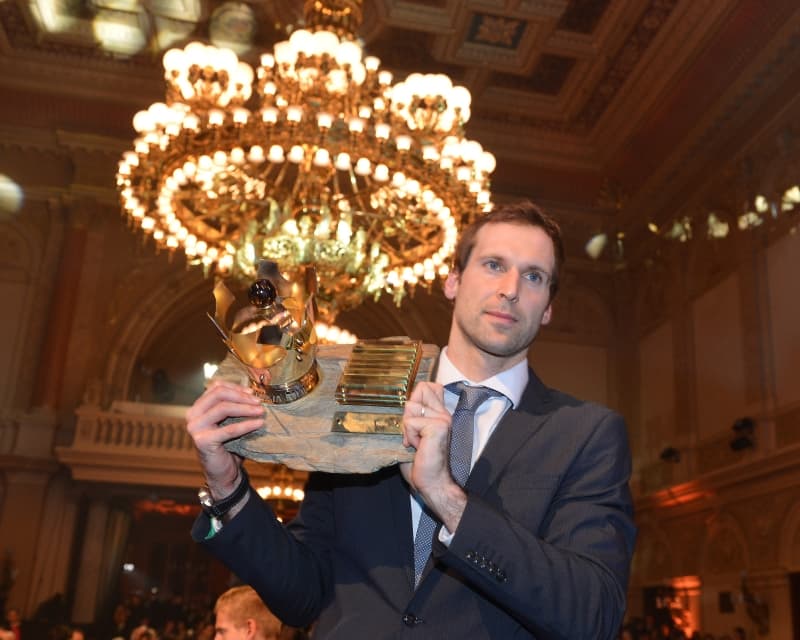 Petr Čech s trofejí pro Fotbalistu roku.