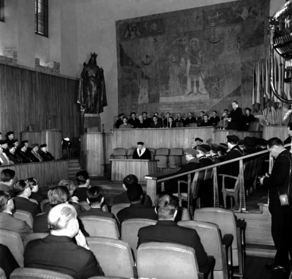 Muž získal diplomy v bývalém Československu (ilustrační foto). Karolinum, 1961.