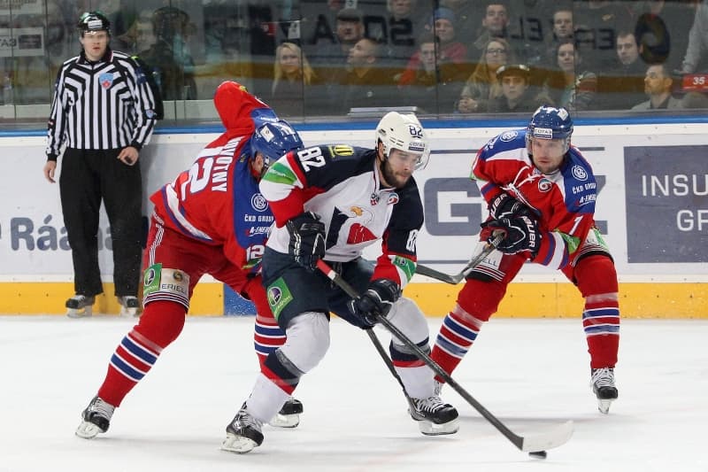 Pražský Lev (v červeném) bojuje v play-off, Slovan Bratislava (v modrobílém) do vyřazovací části KHL nepostoupil.