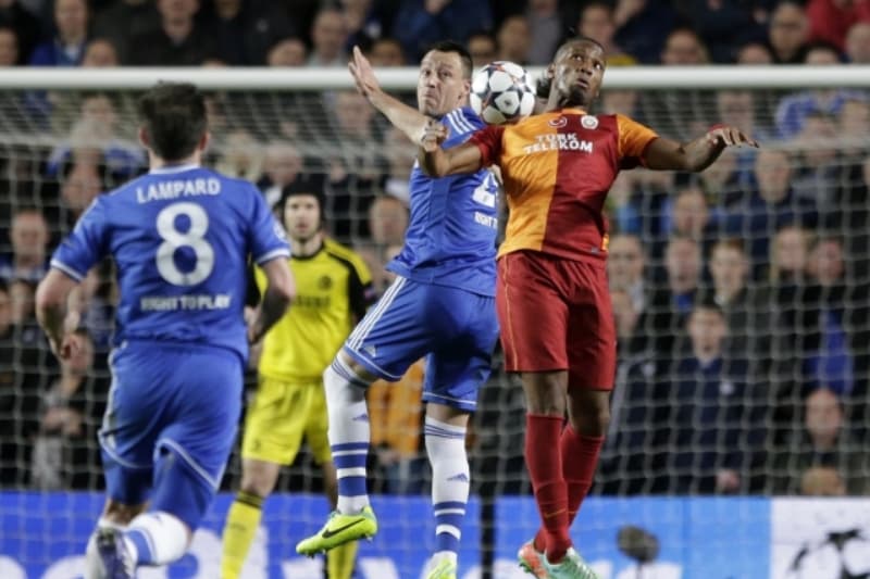 Kapitán Chelsea John Terry (vlevo) v souboji s útočníkem Galatasaraye Didierem Drogbou.