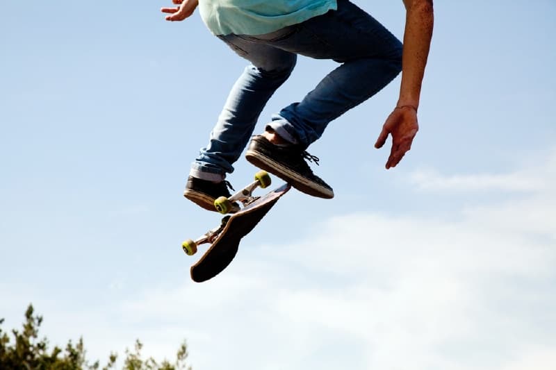 Skateboardista vyměnil asfalt za vodní hladinu (ilustrační foto).