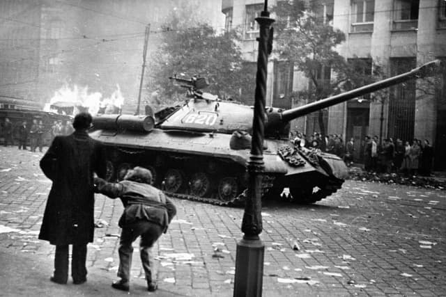 Sovětský tank v roce 1956 v Budapešti.