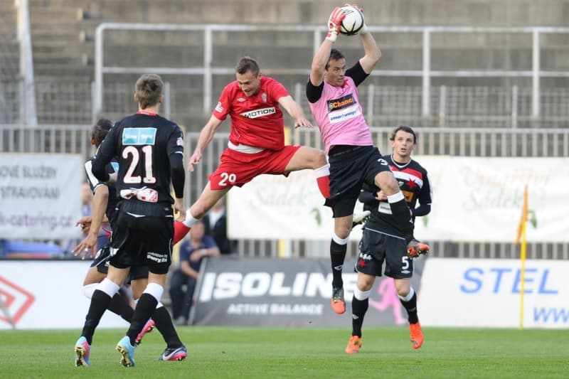 Brankář Slavie Radek Černý likviduje centr Brna.