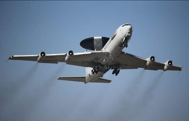 Letoun AWACS vzlétající ze základny v německém Geilenkirchenu.