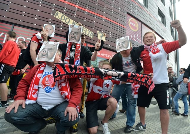 Policisté zadrželi čtyři fanoušky Slavie před zápasem Slavia - Viktoria Plzeň.