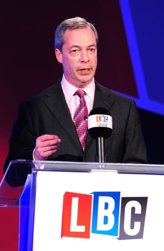 Nigel Farage čelí před evropskými volbami útokům ze všech stran.