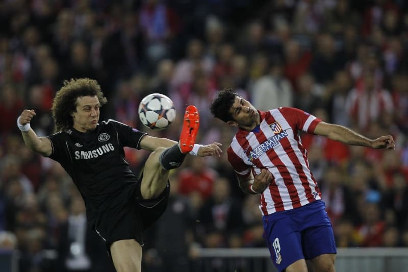 Obránce David Luiz (vlevo) v souboji s Diegem Costou.