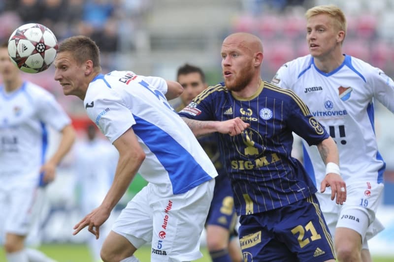 Olomoucký Jan Schulmeister (uprostřed) a Michal Frydrych a Filip Kaša z Baníku.