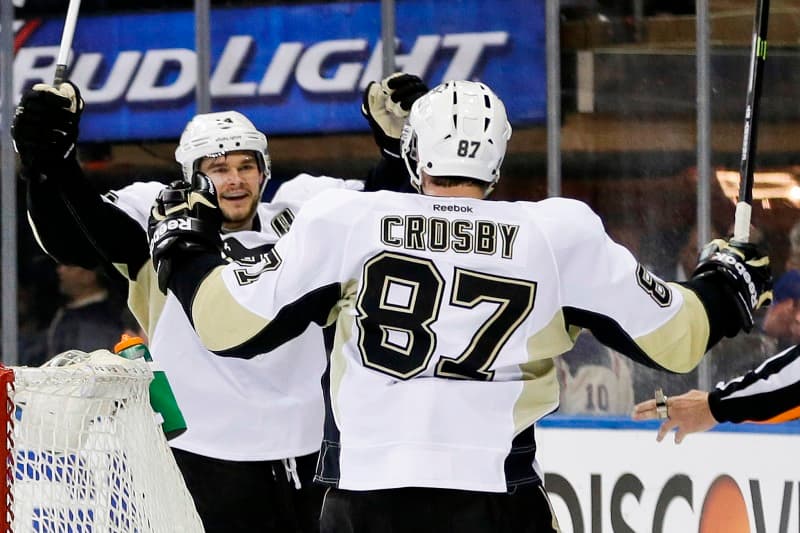 Hokejisté Pittsburghu zvítězili v druhém kole play-off NHL na ledě New Yorku Rangers 4:2, v sérii vedou 3:1 a od postupu do finále Východní konference je dělí jediná výhra.