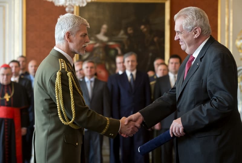 Prezident Miloš Zeman (vpravo) s nově jmenovaným armádním generálem Petrem Pavlem.