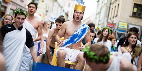 Součástí Budějovického Majálesu je i průvod 3 tisíc studentů městem (foto: Jan Junek).