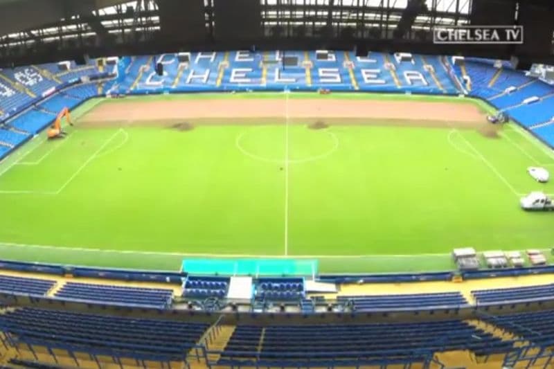 Odstraňování trávníku na Stamford Bridge.