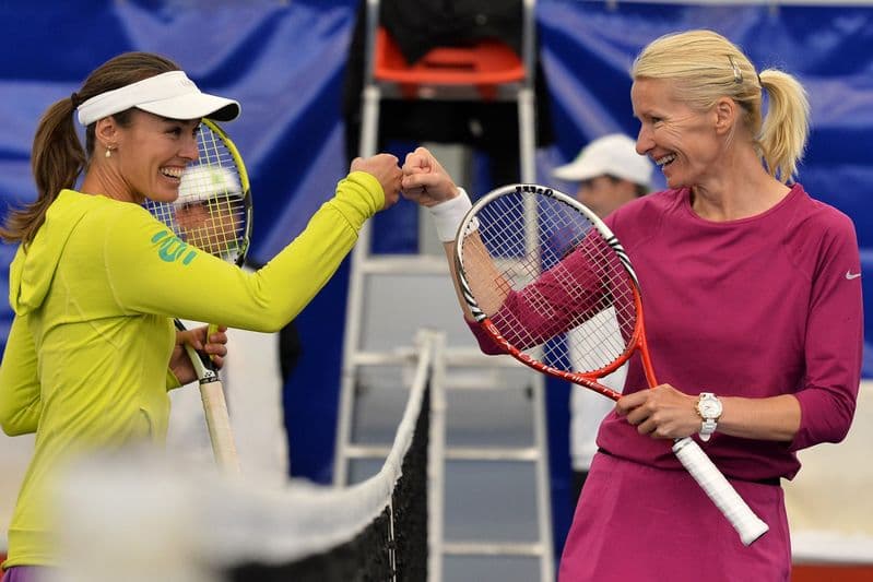 Bývalá světová jednička Martina Hingisová ze Švýcarska (vlevo) a wimbledonská vítězka Jana Novotná (vpravo).