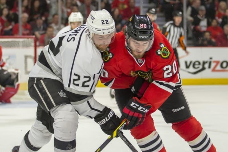 Chicagský Brandon Saad (vpravo) v souboji s Trevorem Lewisem z Los Angeles.