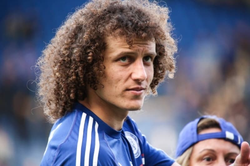 Brazilský obránce David Luiz přestupuje z Chelsea do PSG.