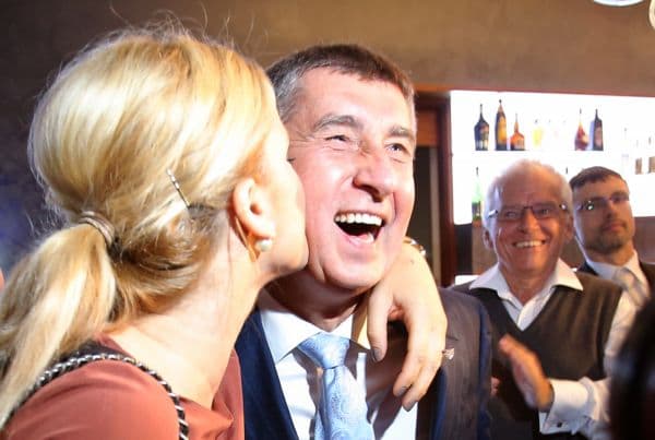 Andrej Babiš a Monika Babišová slaví.