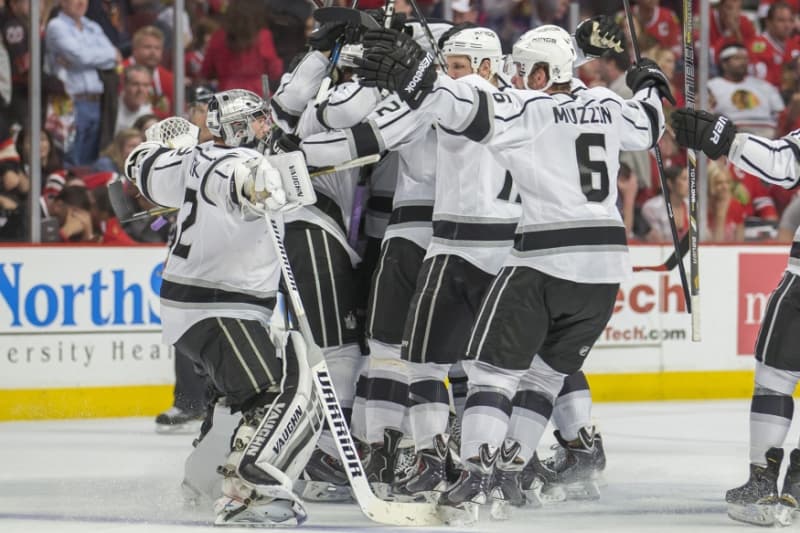 Radost hokejistů Kings po postupu do finále Stanley Cupu.