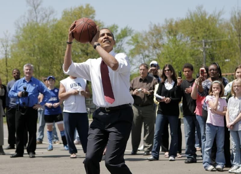 Obama předvádí své basketballové umění.