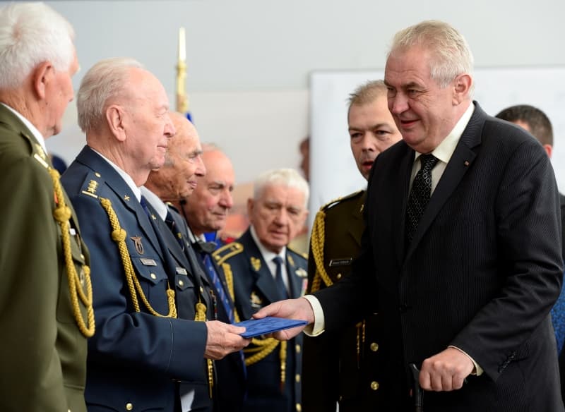 Prezident Miloš Zeman (vpravo) s manželkou Ivanou se setkali na letišti v Praze-Kbelích s válečnými veterány. Prezidentský pár poté odletěl do Francie, kde se zúčastní oslav 70. výročí vylodění spojeneckých vojsk v Normandii. 