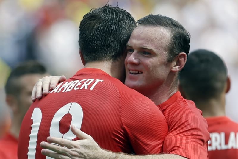 Angličané Wayne Rooney a Rickie Lambert.