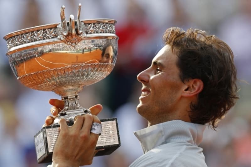 Španělský tenista Rafael Nadal s trofejí pro vítěze Roland Garros.