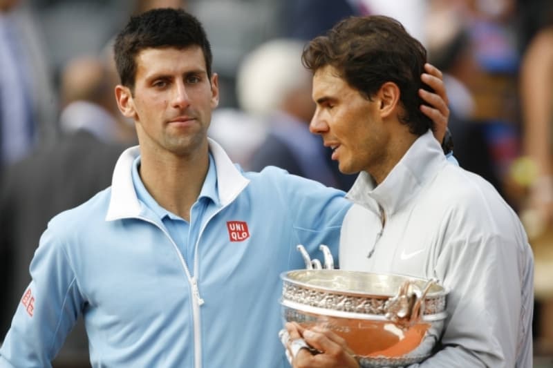 Poražený Novak Djokovič (vlevo) gratuluje po finále Roland Garros Rafaelu Nadalovi.