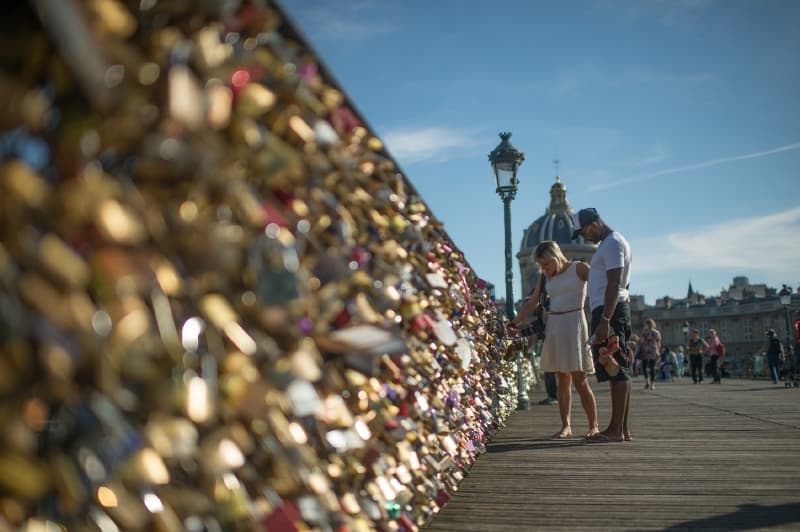 Zábradlí mostu Pont des Arts nevydrželo nápor zámků.