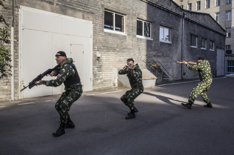 Výcvik rebelů z Ruské ortodoxní armády.