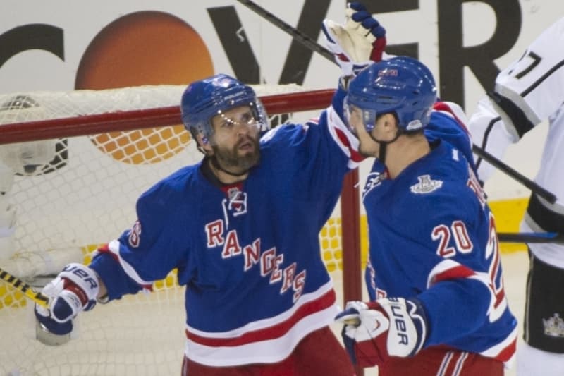 Hokejisté New York Rangers se radují z gólu.