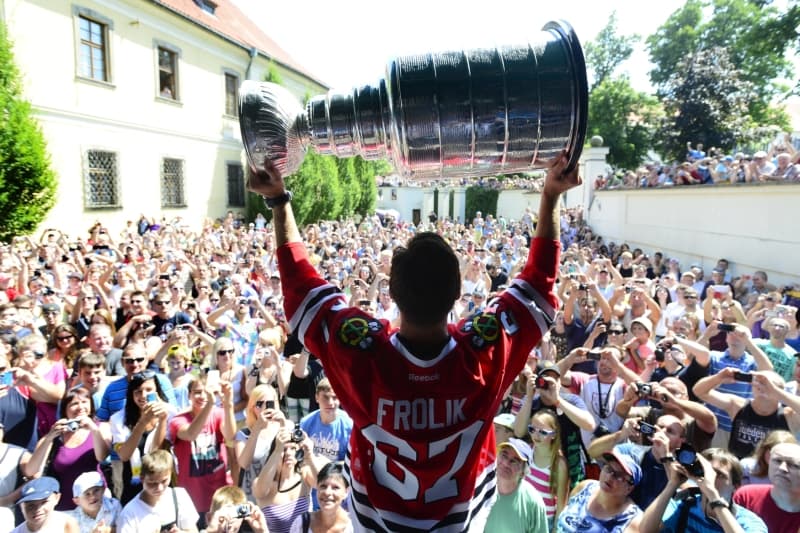 Michael Frolík v loňské sezoně slavil výhru Stanleyova poháru, nyní je prozatím bez smlouvy.