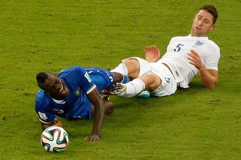 Mario Balotelli a Gary Cahill (vpravo).