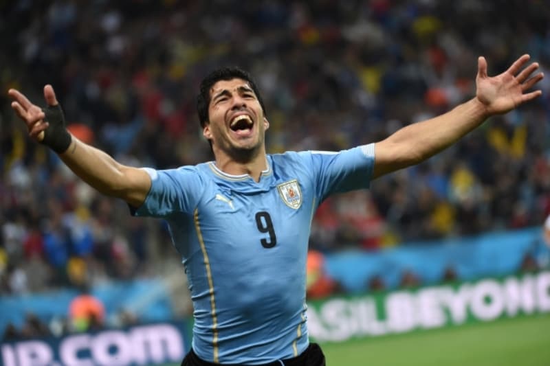 Uruguayský hrdina Luis Suárez  slaví jeden ze svých dvou gólu proti Anglii.