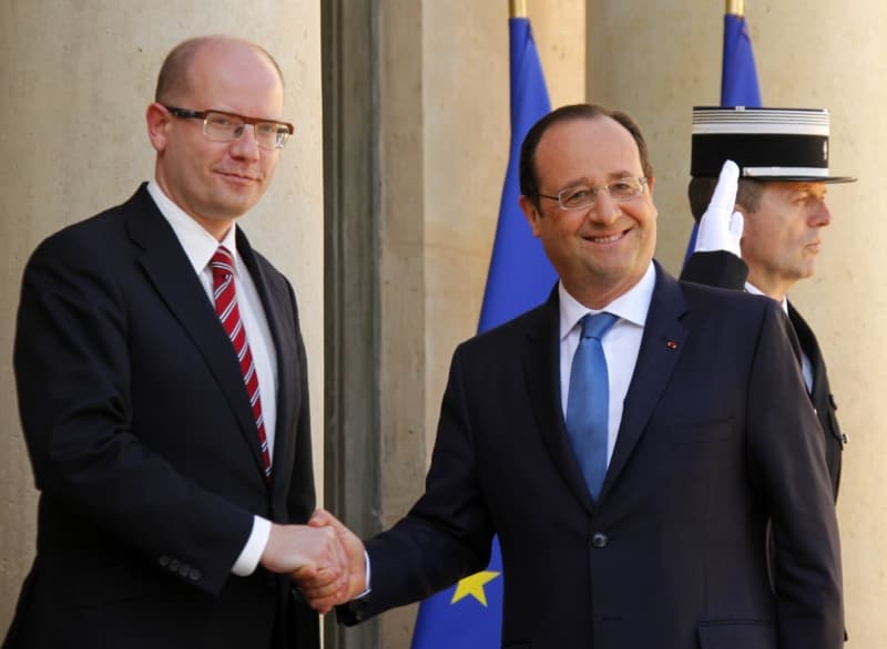 Premiér Bohuslav Sobotka s francouzským prezidentem Françoisem Hollandem.