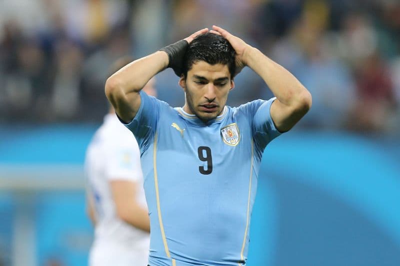 Suárez se hájil u disciplinární komise FIFA tím, že ztratil rovnováhu a na Chielliniho upadl.