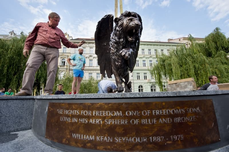 Peníze na výrobu sochy sehnali Britové žijící v České republice. 