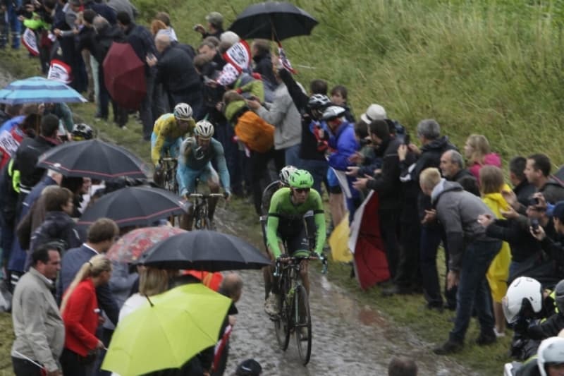 V páté etapě Tour de France se cyklisté museli vyrovnat s deštěm a kostkami.